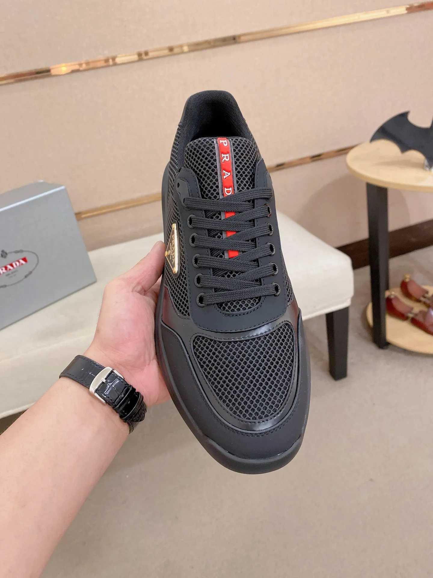 Men's shoes 💰 620💰 ✔️✔️✔️Higher version High-quality new PRADA (Prada) counters are launched simultaneously. The new men's shoes and 😘fabric are made of high-tech glue-making technology. Lining: Full cowhide lining. 👍🏿 High-end ☄️ Air-cushion molded anti-slip foam outsole, exquisite lines, simple and elegant, comfortable and high-end for leisure travel. Code number: 38 to 44 (45 can be customized and cannot be returned or exchanged)